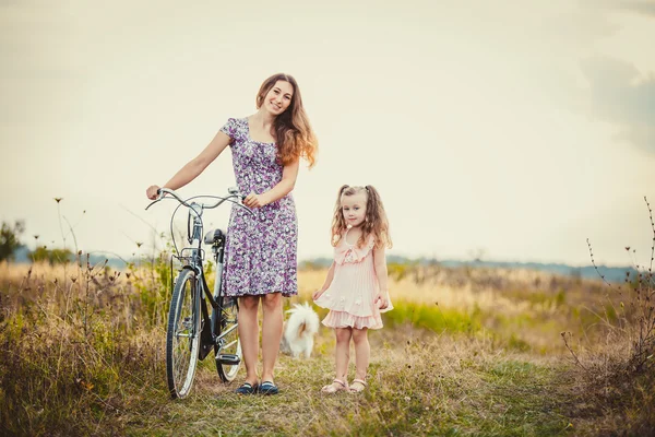 Anne ile çocuk ve Bisiklet — Stok fotoğraf