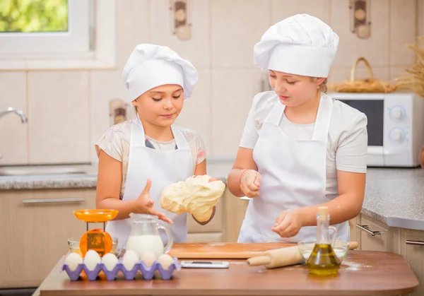 Dos chicas cocinan Fotos De Stock