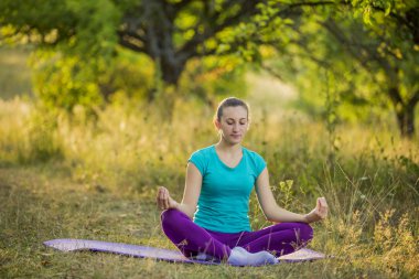 Lotus pozisyonundaki kadın