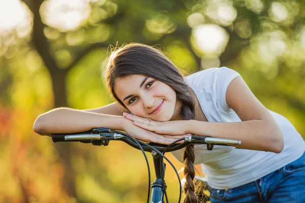 Ragazza con una bicicletta — Foto Stock