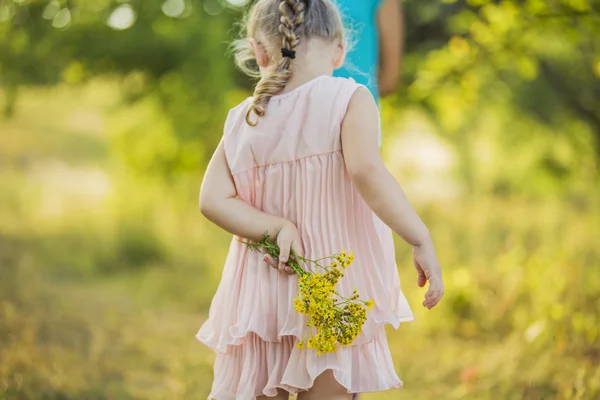 Fille avec des fleurs jaunes — Photo