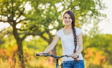 Kız bir bisiklet ile