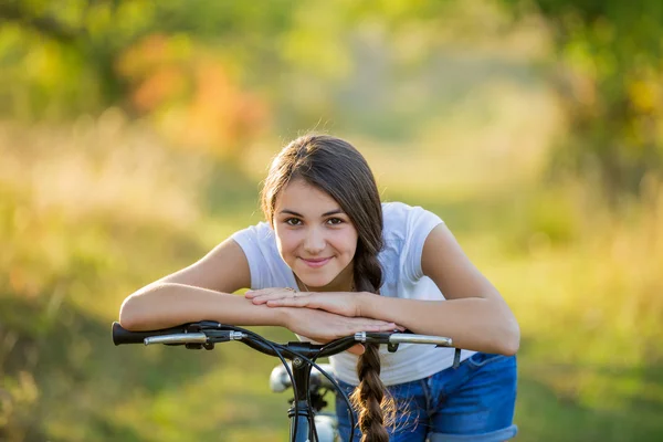 Chica con una bicicleta —  Fotos de Stock