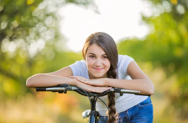 Ragazza con una bicicletta — Foto Stock