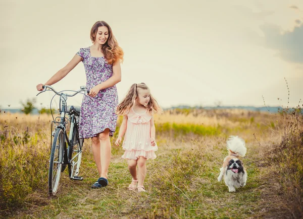 Madre con el niño y la bicicleta —  Fotos de Stock