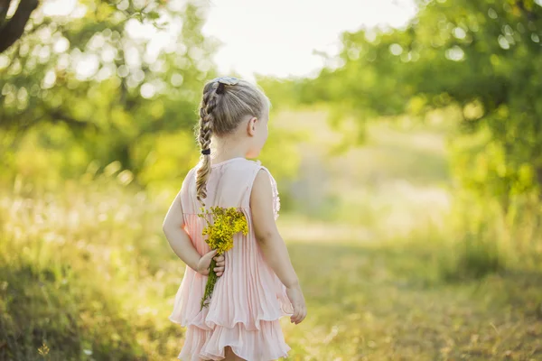 女孩与黄色的花朵 — 图库照片