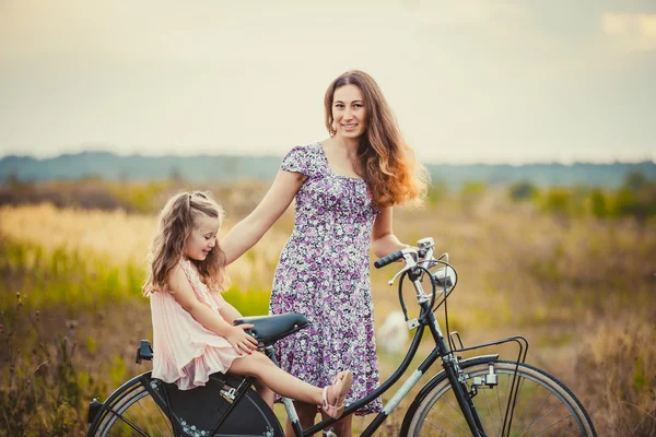 Madre con el niño y la bicicleta —  Fotos de Stock