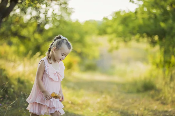 Kind buitenshuis — Stockfoto