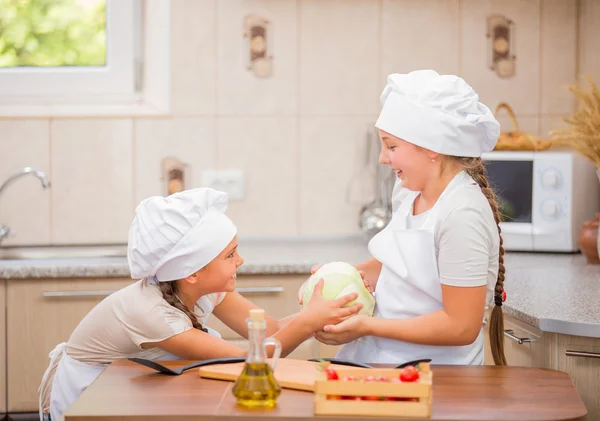 Dos mujeres cocineras — Foto de Stock