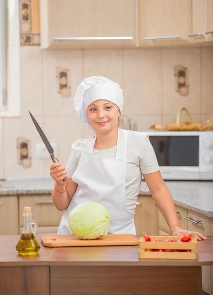 Chica cocinar cortes col — Foto de Stock