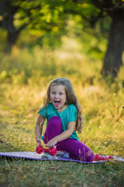 Mädchen mit Hanteln — Stockfoto