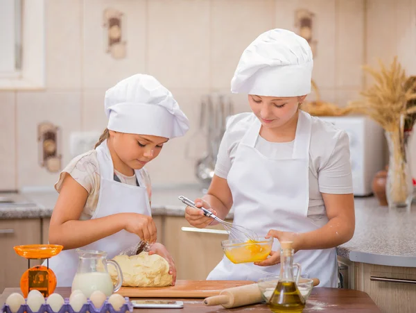 Två flickor cook — Stockfoto