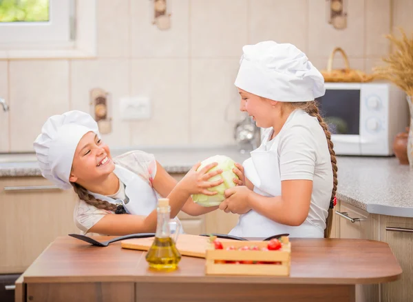 Dos mujeres cocineras — Foto de Stock