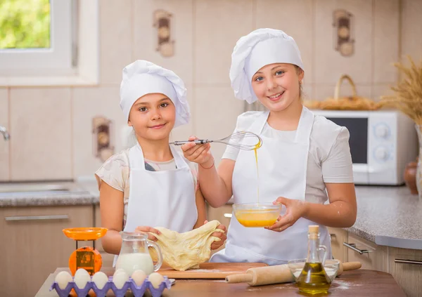 Dos chicas cocinan Imagen De Stock