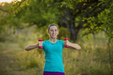 Kırmızı dumbbells ile kız