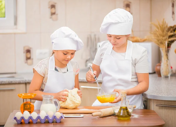 Dos chicas cocinan Fotos De Stock Sin Royalties Gratis