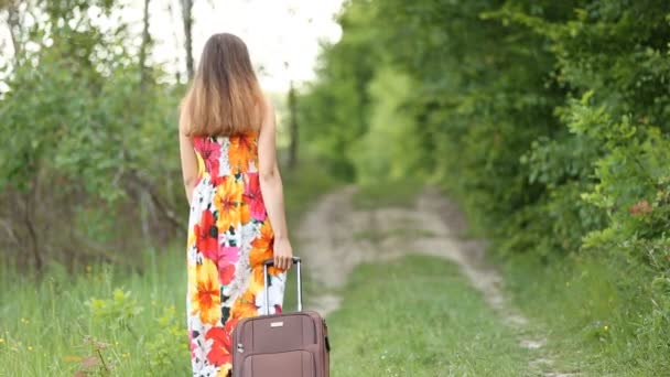 Girl with a suitcase — Stock Video