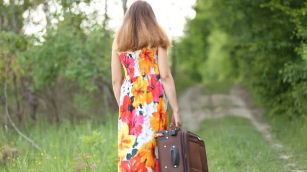 Девушка с чемоданом — стоковое видео