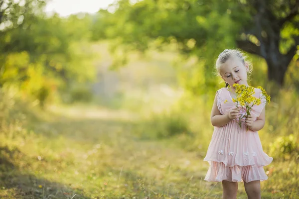 Mädchen mit gelben Blumen — Stockfoto