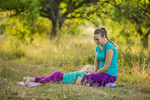 Anne ve bebeği. — Stok fotoğraf