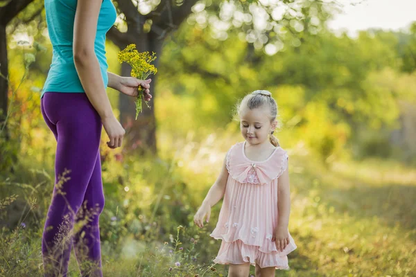 Girl with yellow flowers — Stock Photo, Image