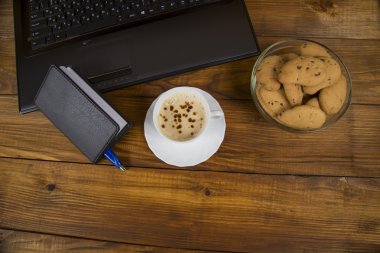 bilgisayar bir fincan kahve ve kurabiye