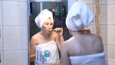 Dişlerini fırçalayan kadın.