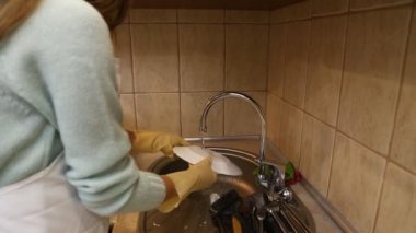 kadının bulaşıkları yıkar