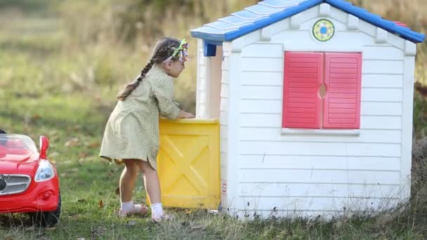 Παιδί πήγε στο σπίτι του — Αρχείο Βίντεο