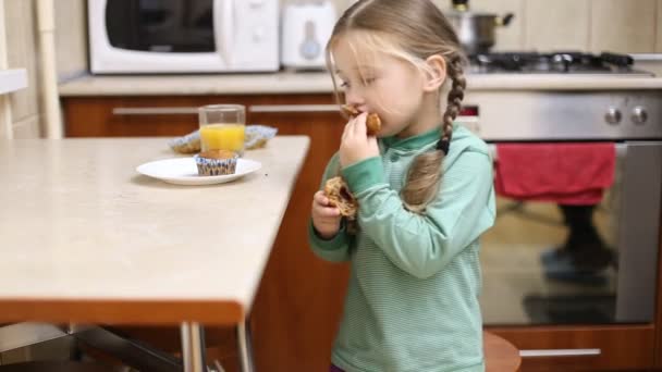 Menina comendo — Vídeo de Stock