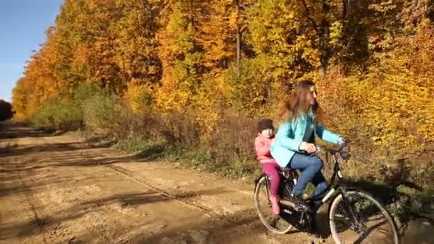 Madre con el niño y la bicicleta — Vídeo de stock