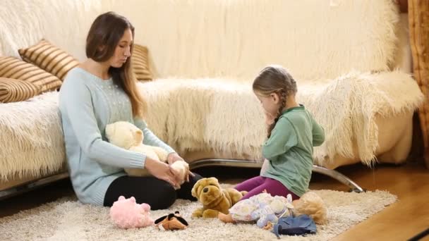 Mamá con un niño jugando con muñecas — Vídeo de stock