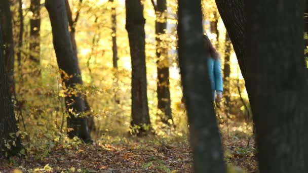 Mère avec enfant marche 