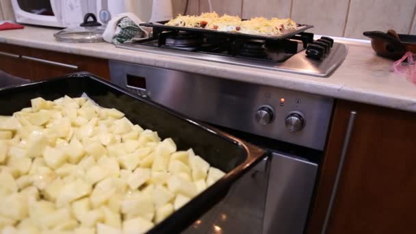 Aardappelen in de oven — Stockvideo