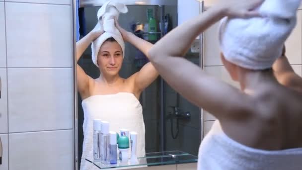 Hon torkar håret handduken — Stockvideo