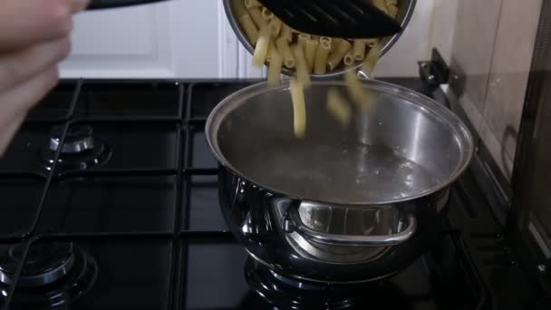 Vermicelli gekookt in een pan — Stockvideo