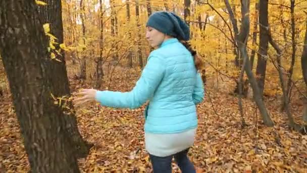 Woman in the autumn forest — Stock Video