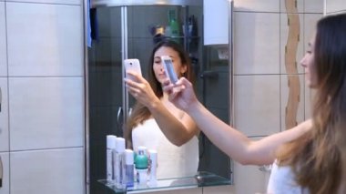 Kız kendini aynada yapıyor