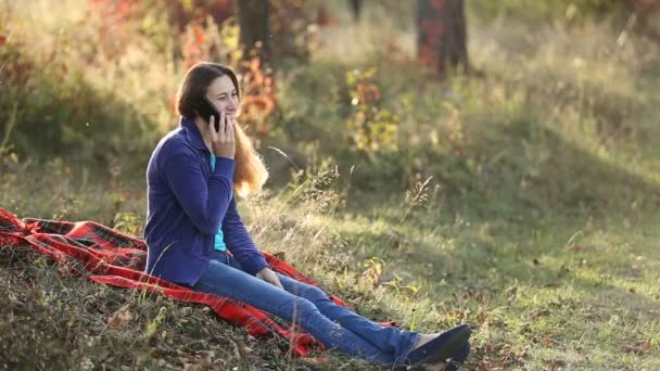 Mädchen telefoniert — Stockvideo