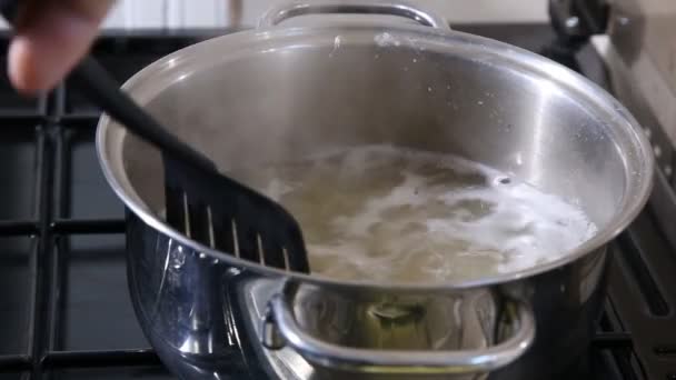 Vermicelli gekookt in een pan — Stockvideo