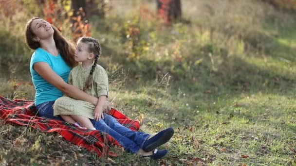 Mamma och dotter i naturen — Stockvideo