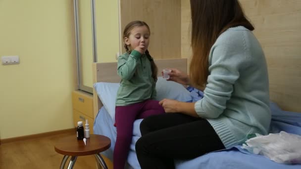 Mère donne la médecine de l'enfant — Video