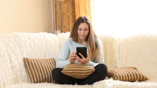 Mädchen mit dem Tablet — Stockvideo