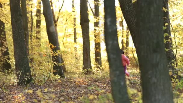 Mère avec enfant marche 