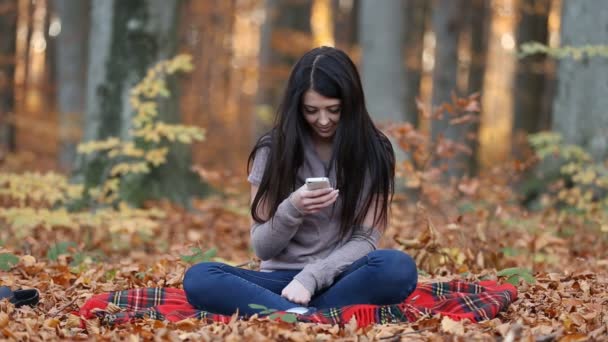 Mujer con el teléfono — Vídeos de Stock