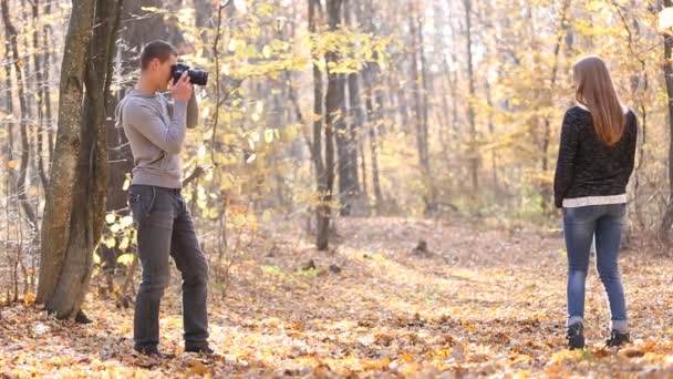 Woman photographing man — Stock Video