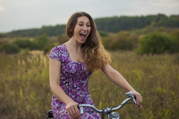 Ragazza con una bicicletta — Foto Stock