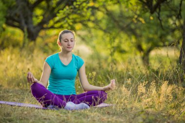 Lotus pozisyonundaki kadın