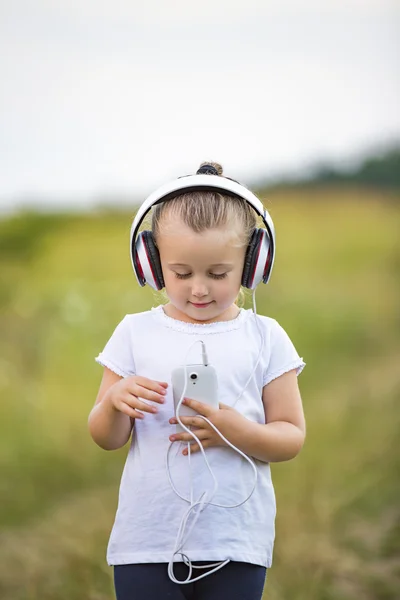 Müzik dinleyen kız — Stok fotoğraf