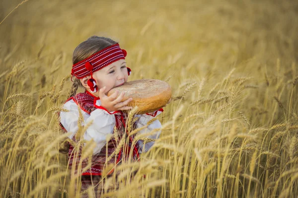 Barn i ukrainska nationella kostym — Stockfoto